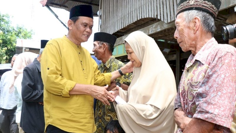 Baru Tiba di Barru, Bupati Barru Langsung Temui Korban Angin Kencang dan Tinjau Perbaikan Jalan