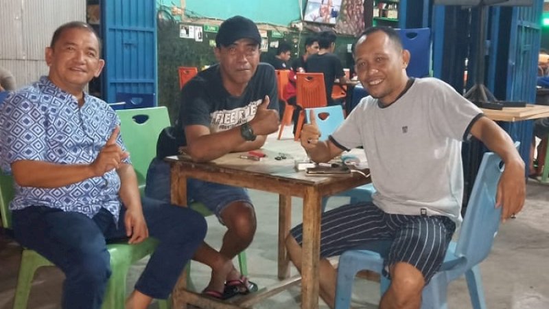 H Yusuf Nonci (kiri/pakai kemeja) semasa hidup.