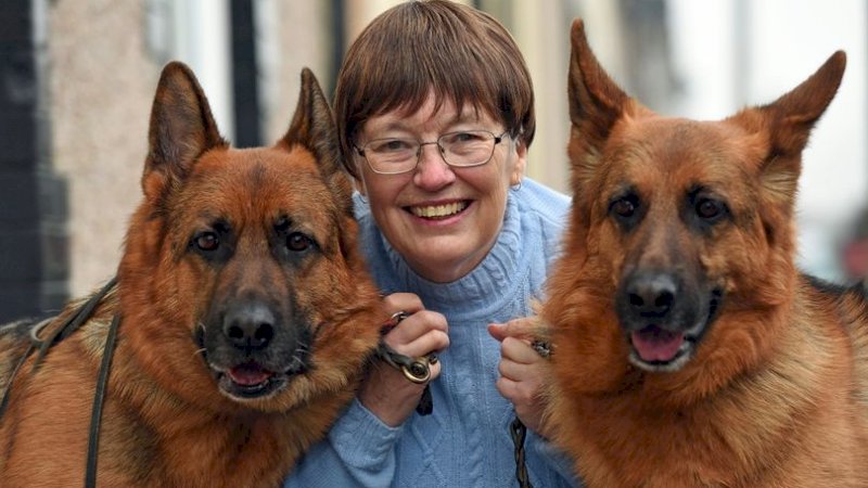 Linda Munkle dan dua anjing kesayangannya
