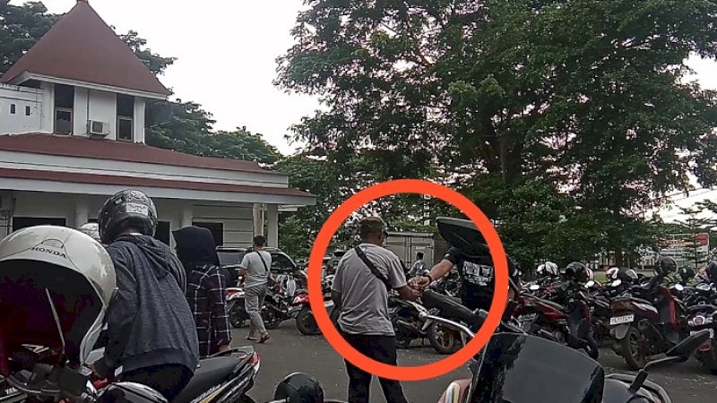 Juru parkir liar beraksi di dalam kompleks kantor bupati Gowa.