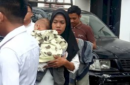 Suami Ikut ke Lokasi Tes CPNS di Gowa, Jaga Anak saat Istri Sedang Ujian