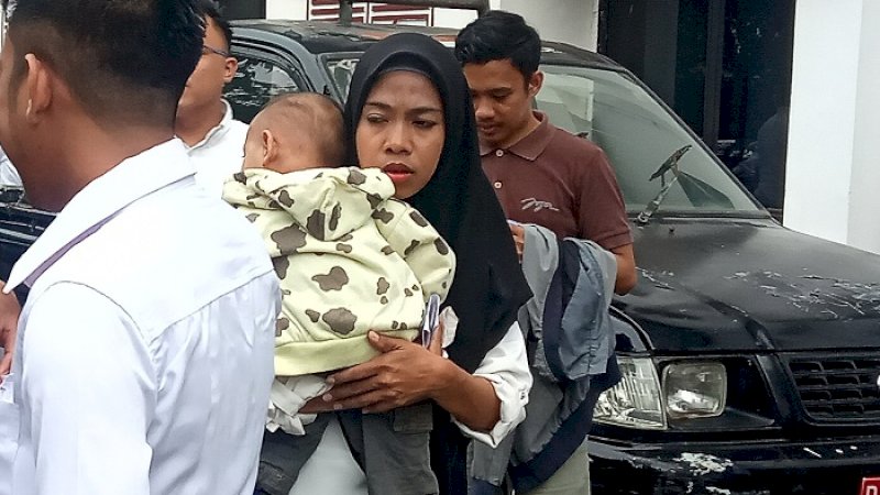 Peserta tes SKD di Gowa datang sambil menggendong anak.