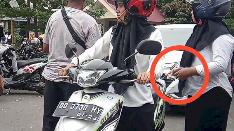Calon PNS dipunguti biaya parkir oleh jukir liar.