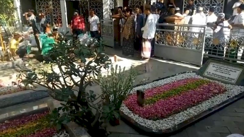 Suasana penyiapan makam Gus Solah di Tebuireng, Senin (3/2/2020).