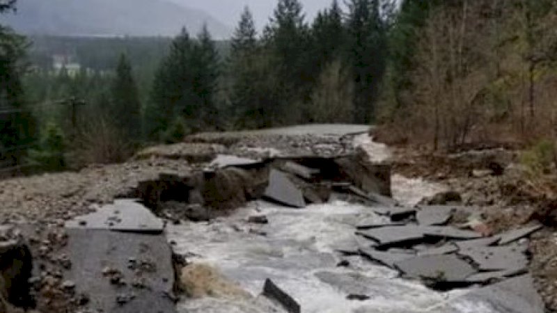 Salah satu titik jalan yang terputus di Kanada.