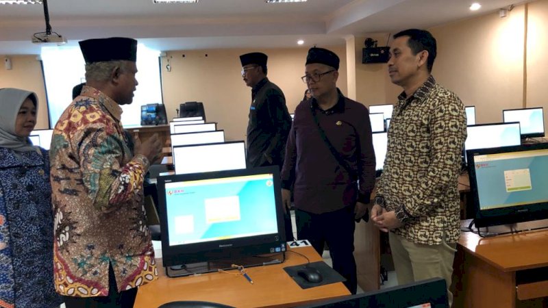 Anggota Komisi II DPR RI, Kamrussamad saat berbincang dengan Kepala Regional IV BKN Makassar, Harun Arsyad.