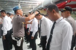 Cek Sikap Tampan, Propam Polres Pelabuhan Makassar 'Cukur Seadanya' Rambut Anggota