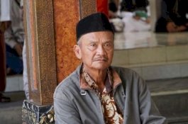 Hadiri Takziah Gus Sholah, Kakek Ini Rela Gowes Ontel 36 Kilometer