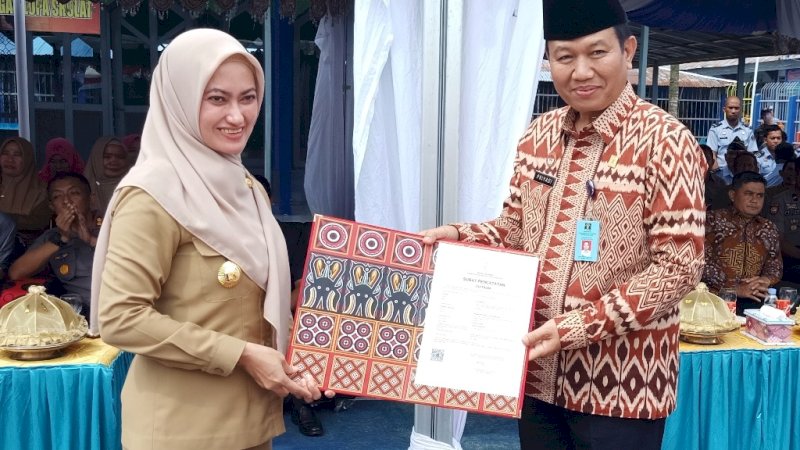 Bupati Luwu Utara, Indah Putri Indriani saat menerima sertifikat Hak Kekayaan Intelektual (HaKI) atas batik motif Rongkong. Foto: IST