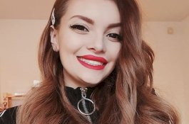 Blogger Cantik Posting Foto Mulut Penuh Darah, Katanya Efek Samping Hamil