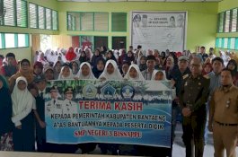Di SMP 3 Bissappu, Pemkab Bantaeng Salurkan Bantuan Perlengkapan Gratis
