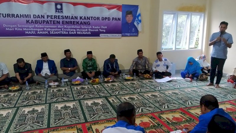 Anggota DPR RI, Mitra Fakhruddin (berdiri) menghadiri peresmian kantor DPD PAN Enrekang, Senin (3/2/2020).