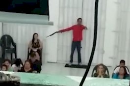 Perampok Serbu Gereja dan Todongkan Senjata ke Wanita, 