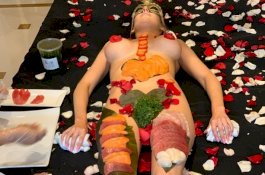 Heboh! Bintang Instagram Makan Hidangan yang Disajikan di Atas Tubuh Wanita Telanjang