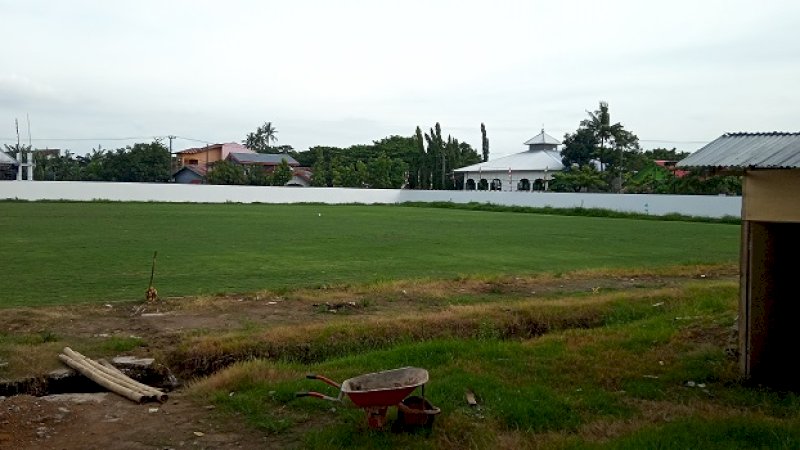 Rumput Stadion Kalegowa yang berstandar internasional.