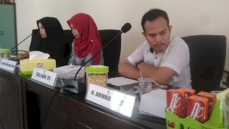 Tenaga honorer SMK 5 Wajo curhat di DPRD Wajo, Senin (3/2/2020).