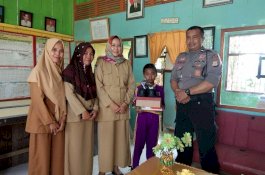 Bhabinkamtibmas Polsek Belawa Sisihkan Gaji untuk Siswa Kurang Mampu