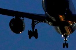 Ban Pecah, Pesawat Berputar-putar 4 Jam untuk Habiskan Bahan Bakar Sebelum Mendarat Darurat