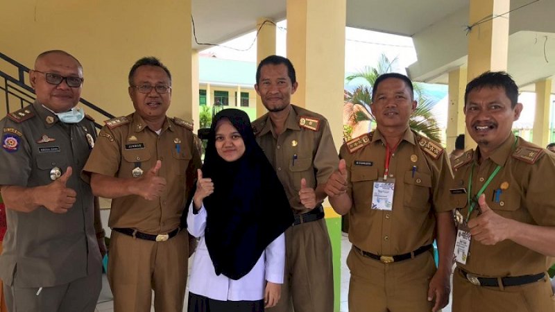 Pelamar CPNS, dr Fuji Febrianti di antara para pejabat Enrekang, Selasa (4/2/2020).