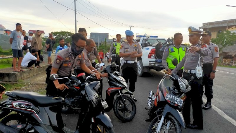 Polisi mengamankan sepeda motor milik pelaku balapan liar di Batang, Jeneponto, Senin (3/2/2020).