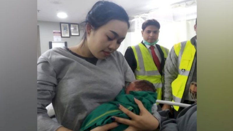 Perempuan Thailand yang melahirkan dalam penerbangan dari Doha menuju Bangkok, Selasa dini hari (4/2/2020).