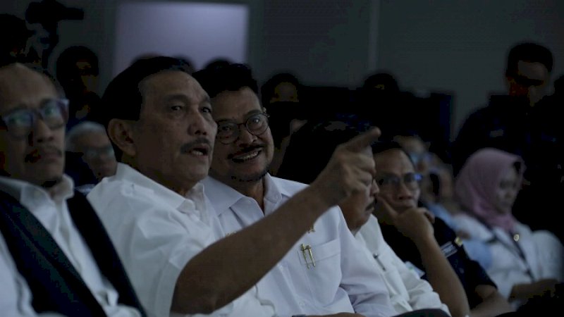 Menko Kemaritiman dan Investasi, Luhut Binsar Panjaitan berbincang dengan Mentan Syahrul Yasin Limpo pada peluncuran AWR, Selasa (4/2/2020). 