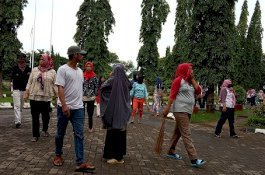 Pegang Sapu, Petugas Kebersihan Teriaki Rektor UIN Alauddin Makassar