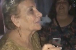 Nenek Anggun Rayakan Ulang Tahun ke-80 Dengan Merokok Ganja Bersama Cucu