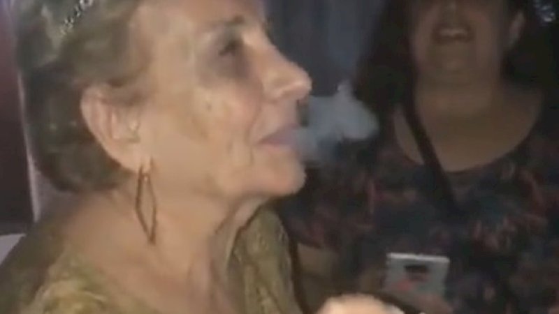 Nenek Anggun Rayakan Ulang Tahun ke-80 Dengan Merokok Ganja Bersama Cucu