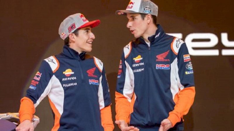Marc Marquez (kiri) bersama sang adik Alex Marquez sama-sama jadi pembalap Tim Repsol Honda untuk MotoGP 2020. (Foto: CNN Indonesia)