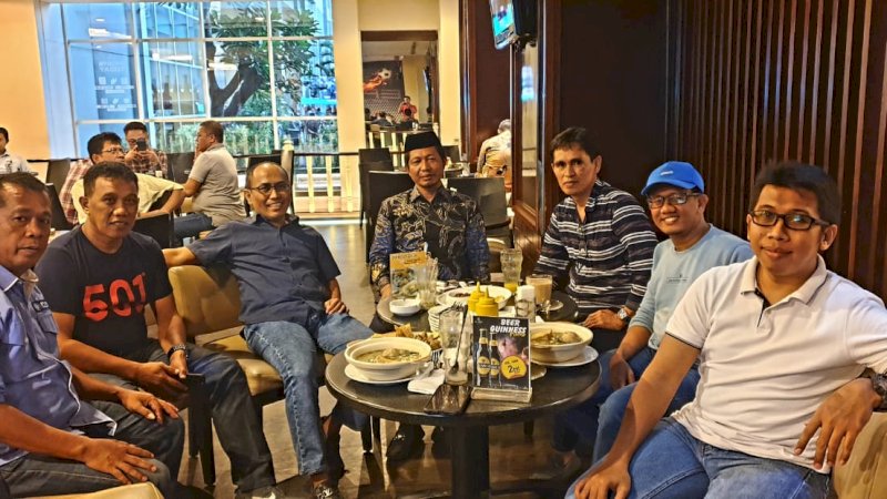 Mudzakkir Ali Djamil (ketiga dari kiri) saat bertemu sejumlah pengurus PAN Makassar dan Sulsel, pada Selasa malam, (4/2/2020). Foto: IST