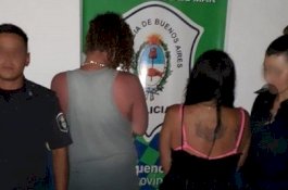 Pasangan Ini Kubur Anaknya di Pasir Agar Bebas Berhubungan Seks di Laut