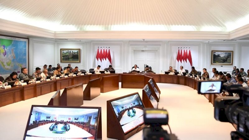 Presiden Jokowi memimpin rapat terbatas di Istana Negara, Kamis (6/2/2020).