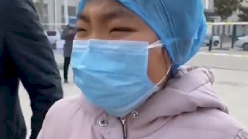 Putri seorang perawat di rumah sakit Wuhan tidak bisa memeluk ibunya.