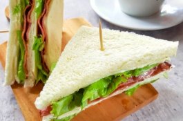 Bergaji Rp17,8 Miliar Setahun, Bankir Senior Diskors karena Curi Roti di Kantin Kantor