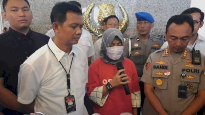 Zikria Dzatil (tengah)