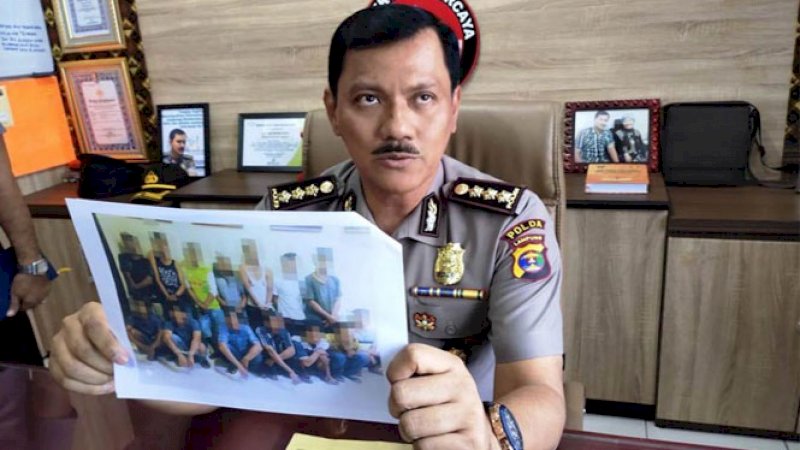 Foto para tersangka yang diamankan pasca penganiayaan anggota polisi.