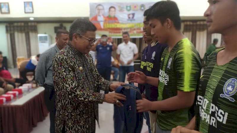 Wali Kota Parepare, HM Taufan Pawe melepas tim Persipare Parepare U-17.
