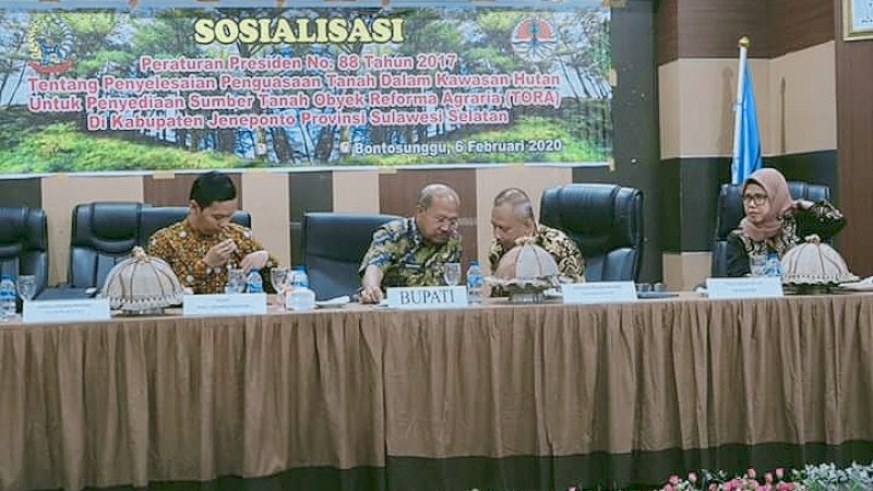 Bupati Jeneponto Iksan Iskandar (kedua kiri).