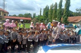Kenalkan Rambu Lalin, Murid TK Berseragam Polisi Kunjungi Mapolres Jeneponto 