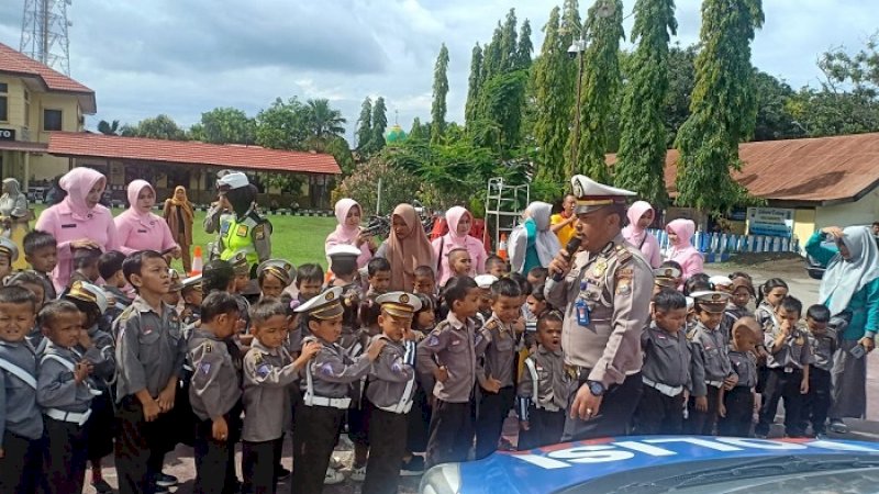 Puluhan murid TK Kemala Bhayangkari Cabang Jeneponto mengunjungi mapolres di Jalan Sultan Hasanuddin, Jumat (7/2/2020).