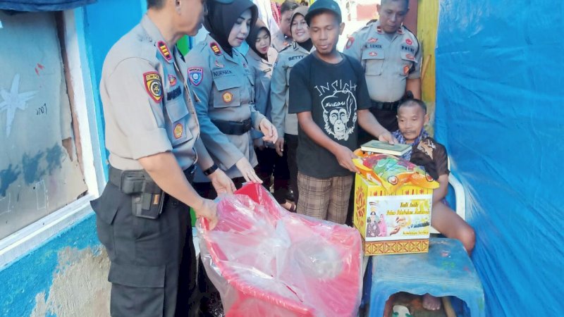 Polres Pelabuhan Makassar Kembali Bagikan Sembako untuk Warga Kelurahan Butung