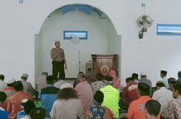 Polisi Jadi Imam Salat Jumat di Masjid Nurul Akbar Jeneponto