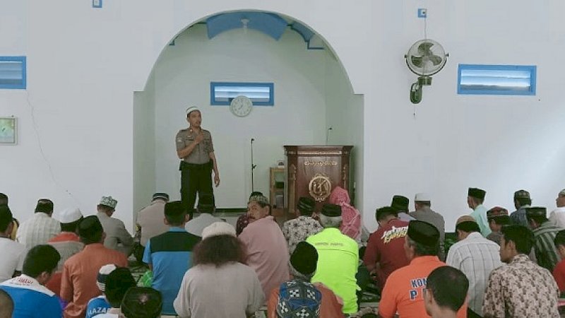 AKP Syahrul Regama menjadi imam salat Jumat di Empoang Utara, Jumat (7/2/2020).