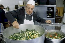 Koki Langka di Dunia; Belasan Tahun Memasak Makanan Enak dan Gratis untuk Gelandangan