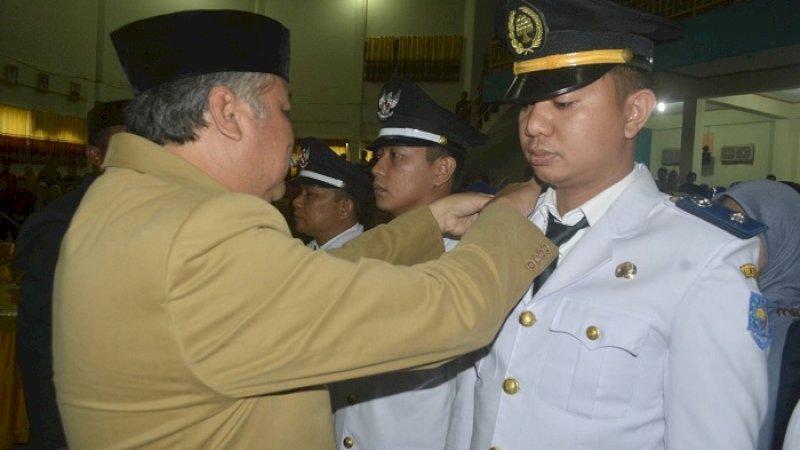 Bupati Pinrang, Irwan Hamid melantik dan mengambil sumpah sejumlah pejabat, Jumat (7/2/2020).