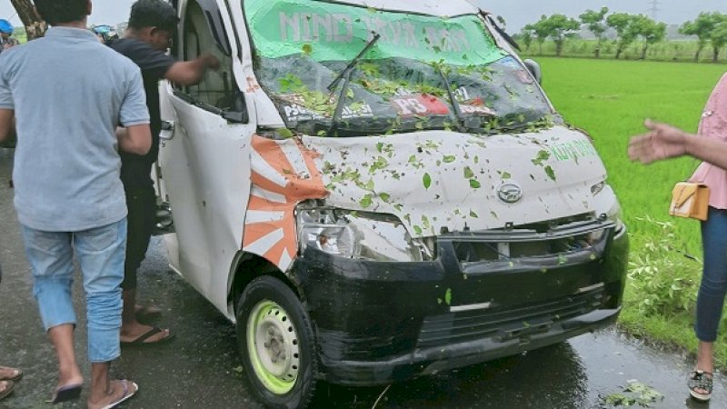 Kondisi mobil pikap yang tertimpa pohon tumbang di Jeneponto, Jumat (7/2/2020).
