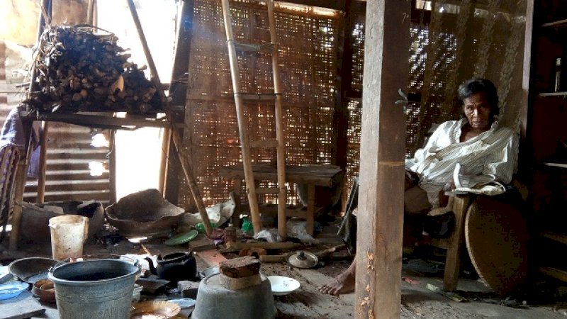 Kasim Daeng Buang di rumah tumpangannya.