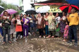 Temui Warga Hanya Kenakan Sandal Jepit, Anggota DPRD Makassar Dipeluk Bergantian