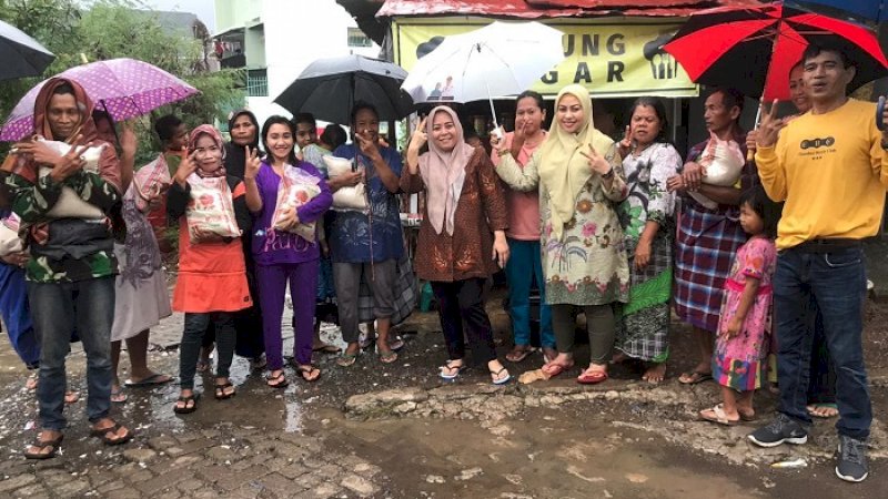 Anggota DPRD Makassar, Nunung Dasniar bersama warga.